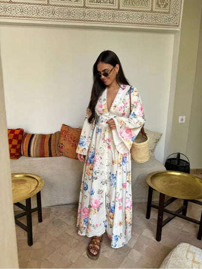 Vestido largo bohemio blanco con motivos florales y mangas largas