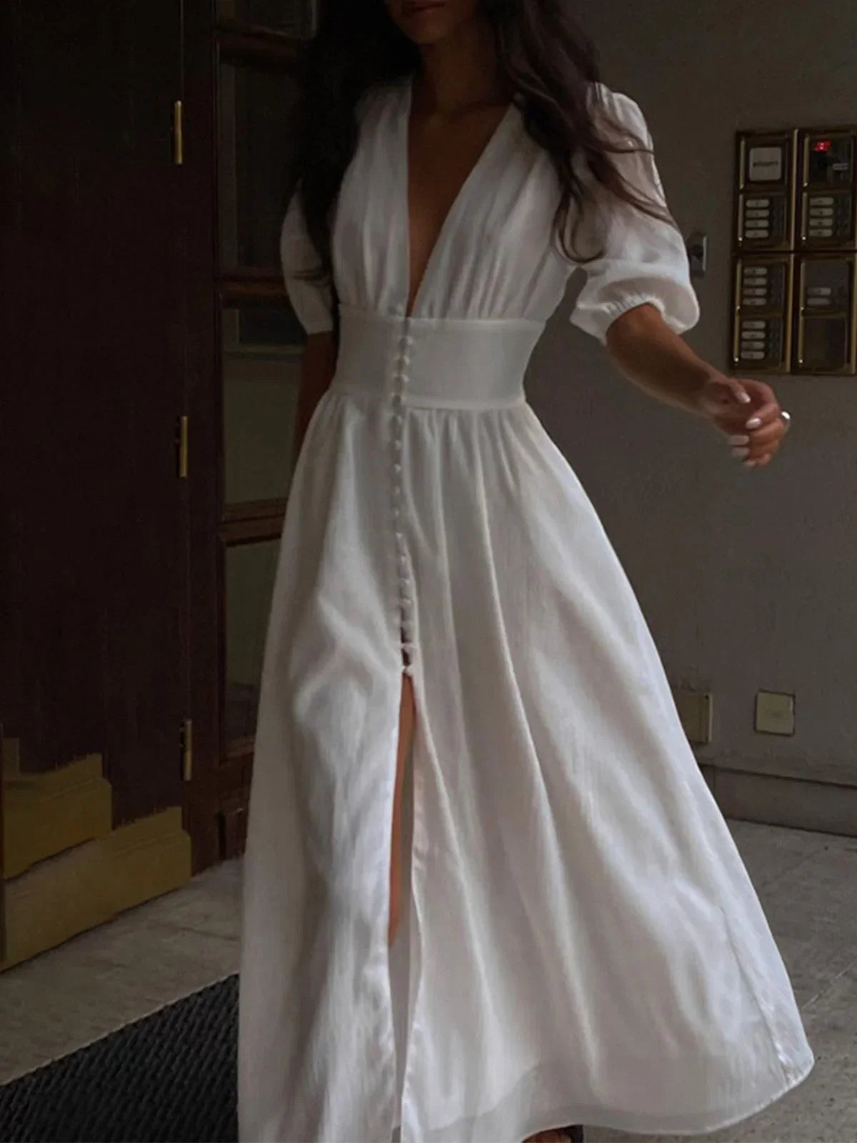 Vestido largo entallado con botones y mangas abullonadas