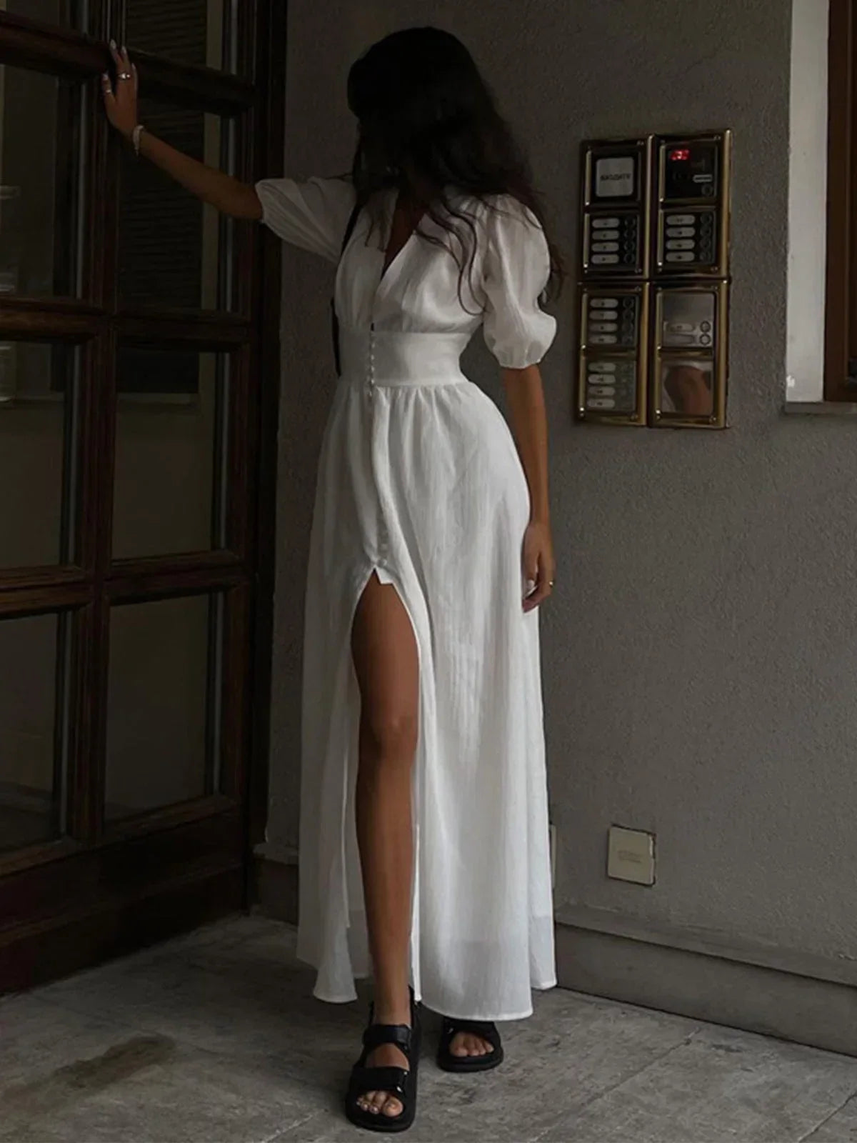 Vestido largo entallado con botones y mangas abullonadas