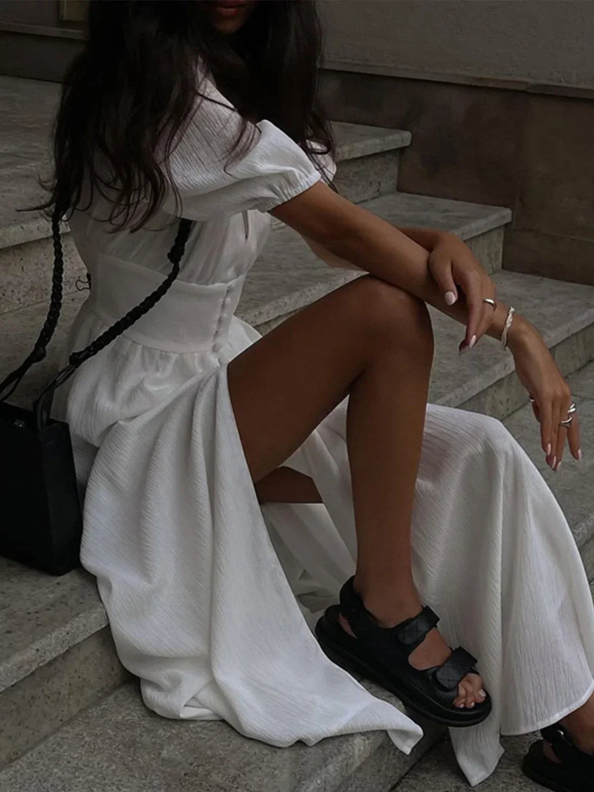 Vestido largo entallado con botones y mangas abullonadas