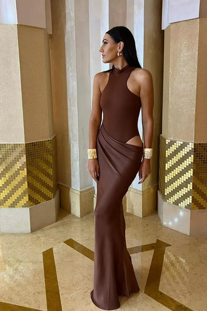 Vestido largo de noche con cuello halter y recortes drapeados