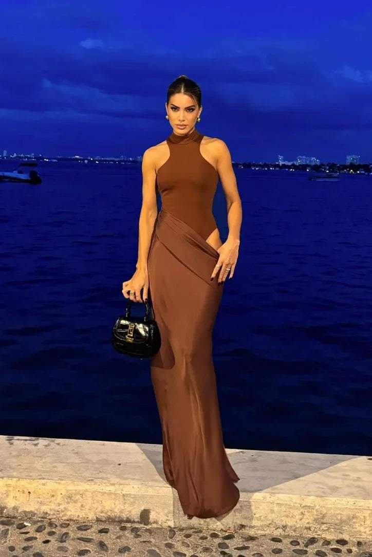 Vestido largo de noche con cuello halter y recortes drapeados