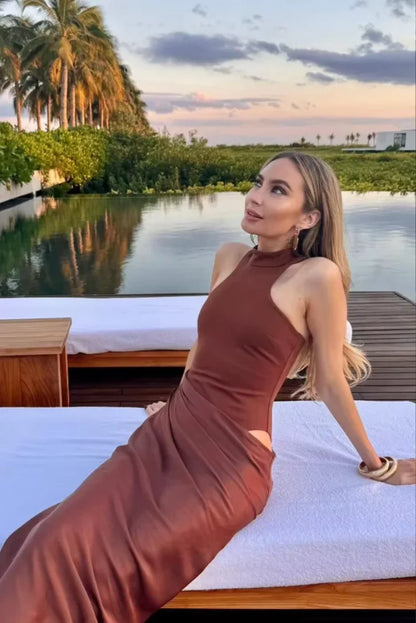 Vestido largo de noche con cuello halter y recortes drapeados