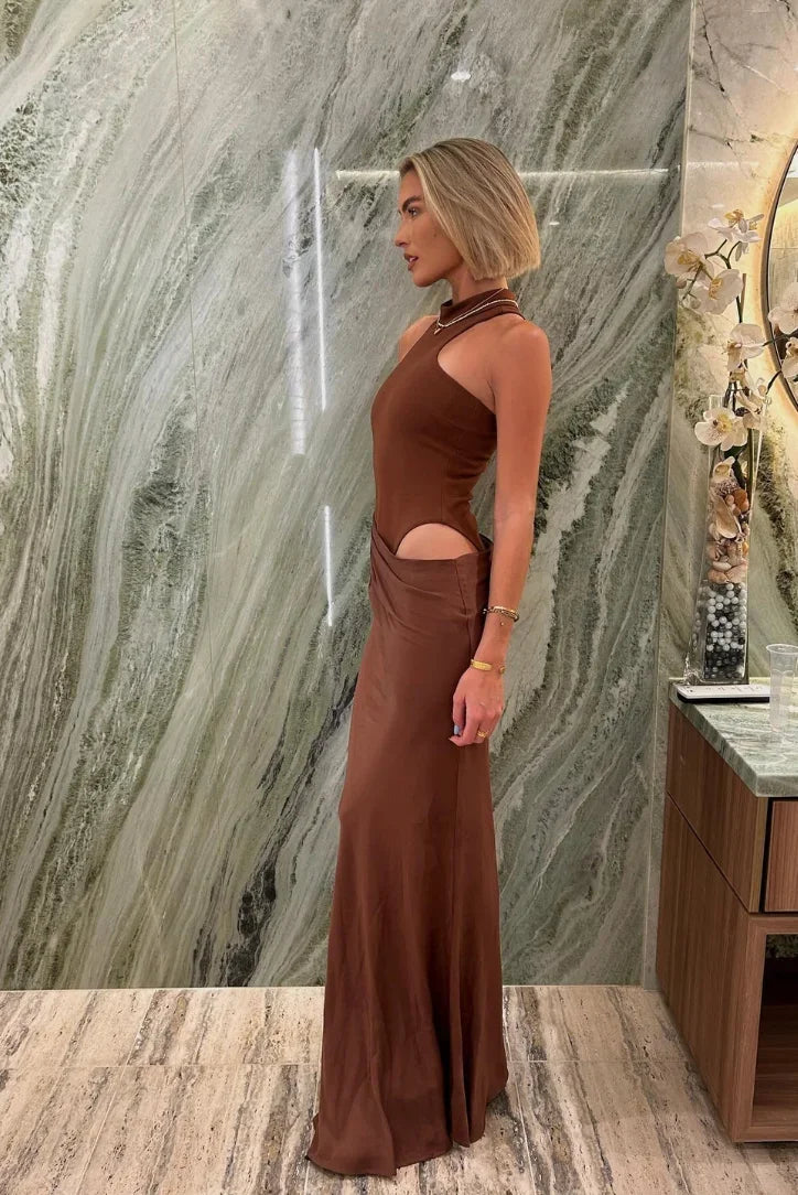 Vestido largo de noche con cuello halter y recortes drapeados