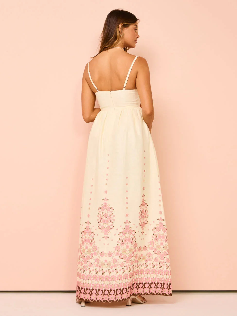 Vestido largo de mujer crema con bordado floral de rosas