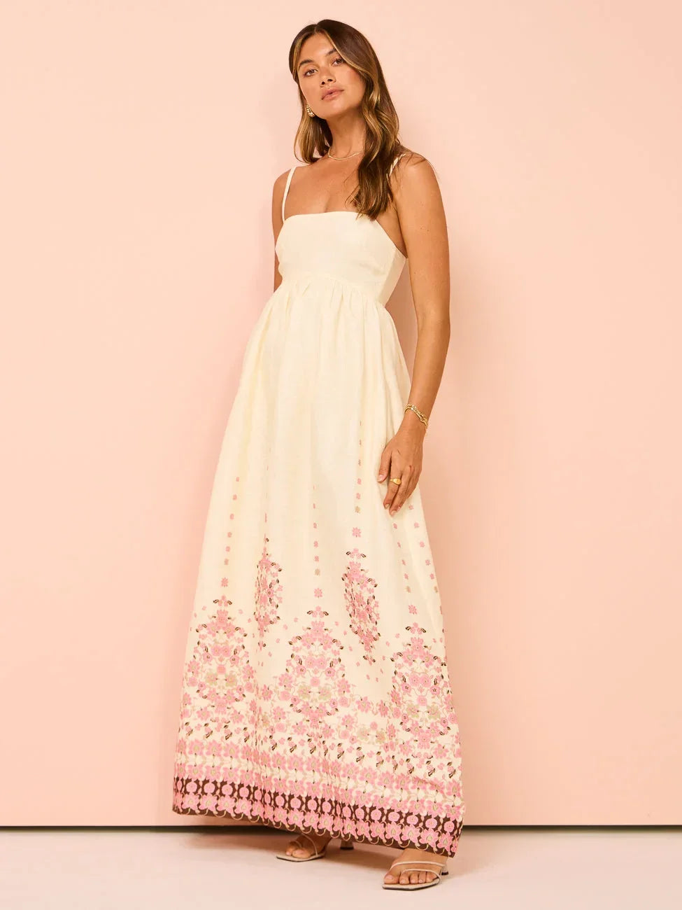Vestido largo de mujer crema con bordado floral de rosas