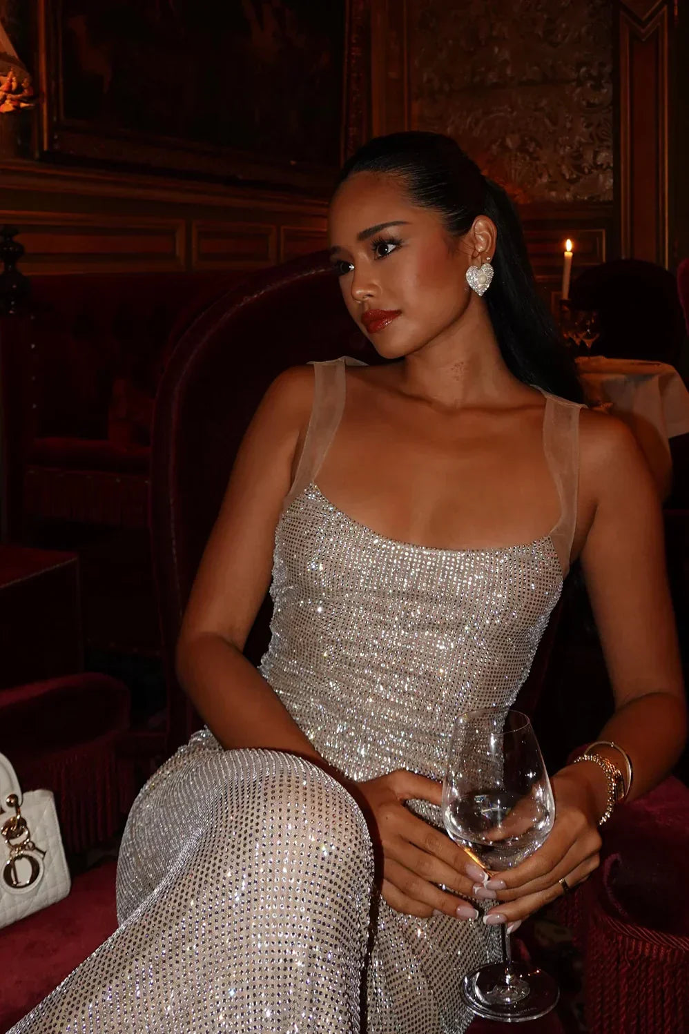 Vestido largo de mujer con espalda descubierta y lentejuelas