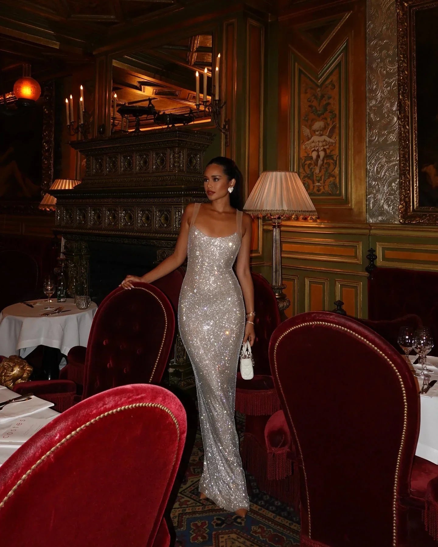 Vestido largo de mujer con espalda descubierta y lentejuelas