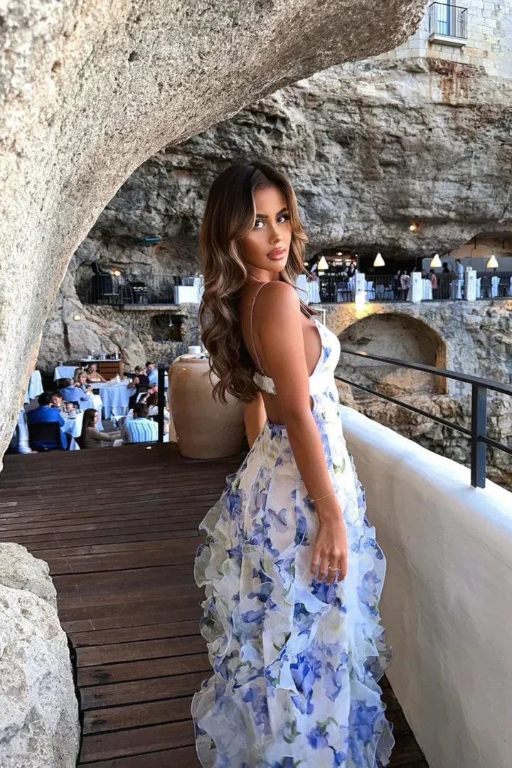 Vestido largo blanco y azul floreado con volantes y corsé | vestido invitada boda verano