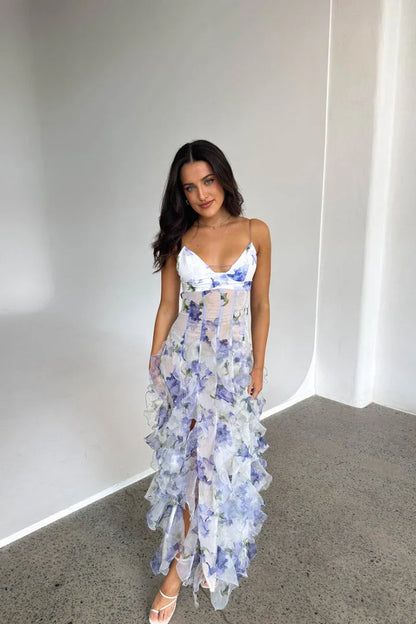 Vestido largo blanco y azul floreado con volantes y corsé | vestido invitada boda verano