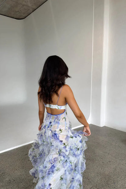 Vestido largo blanco y azul floreado con volantes y corsé | vestido invitada boda verano