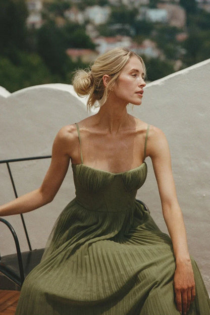 Vestido largo de mujer verde plisado