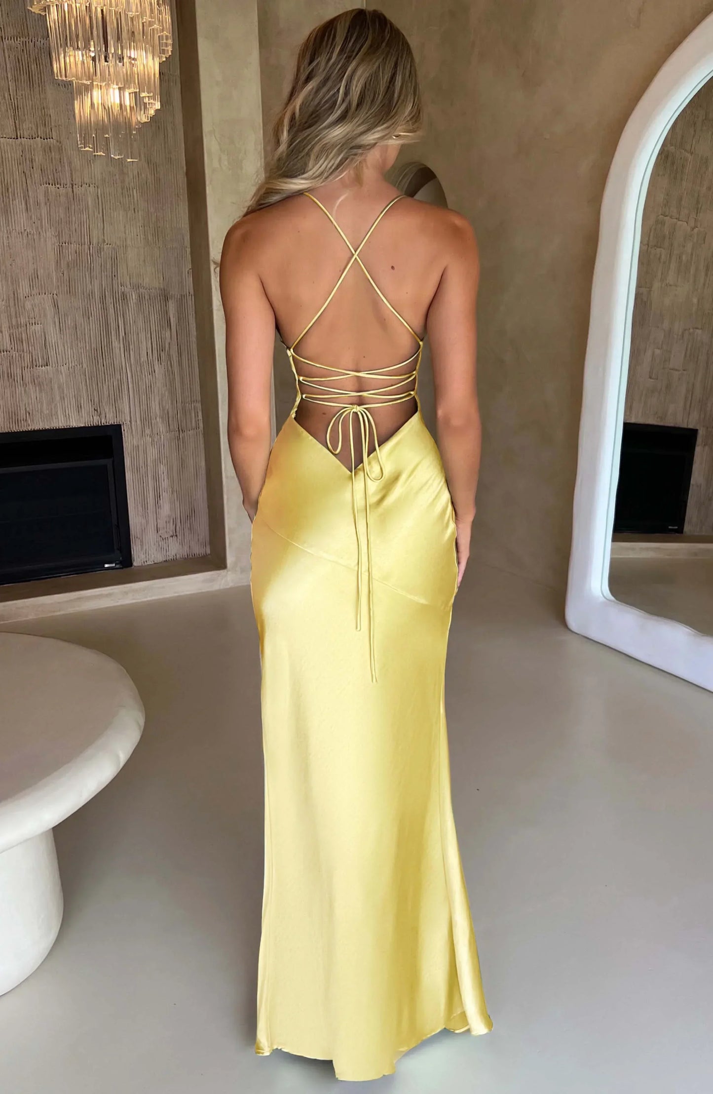 Vestido largo de noche satinado escote en V tirantes finos