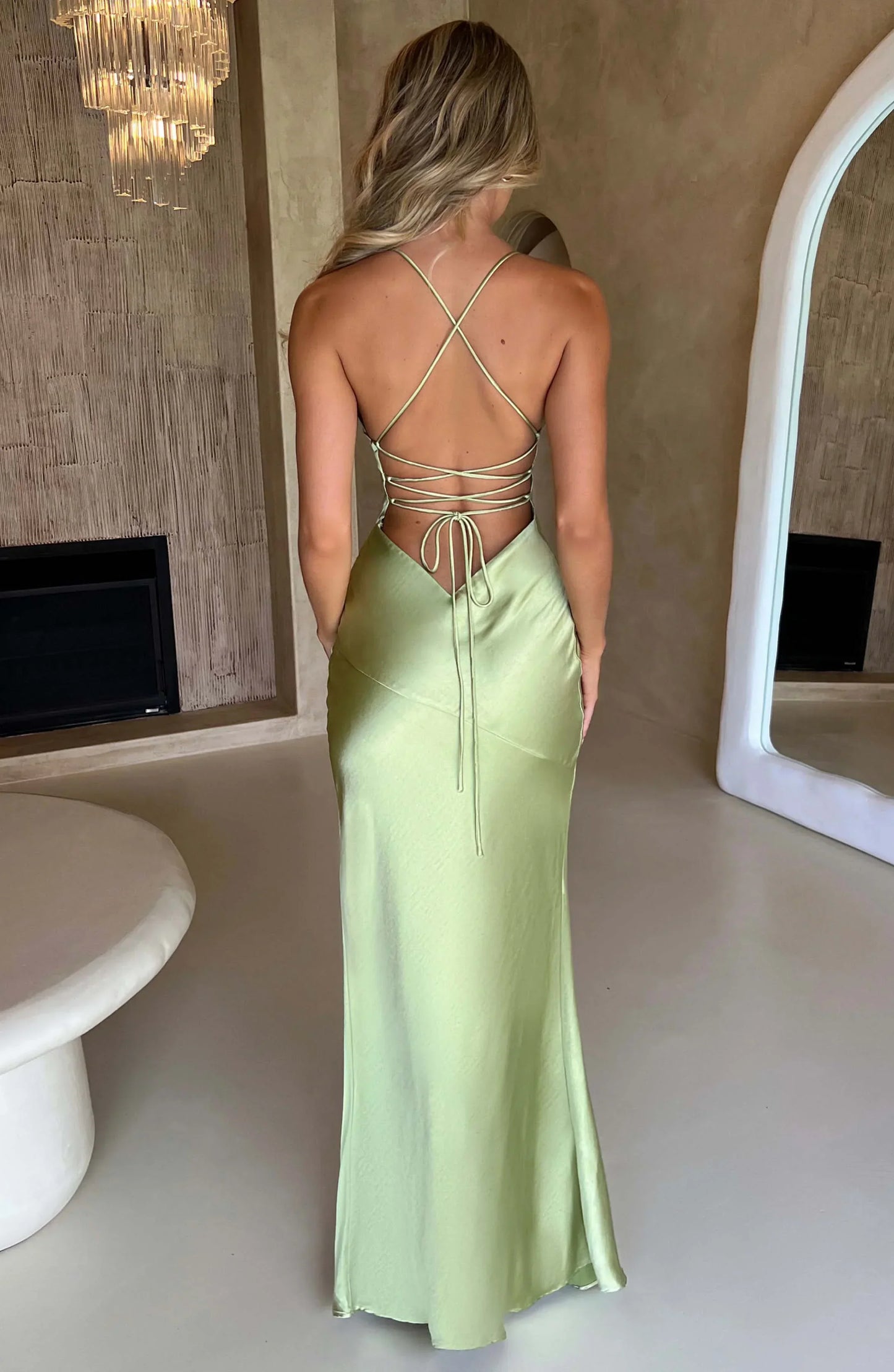 Vestido largo de noche satinado escote en V tirantes finos
