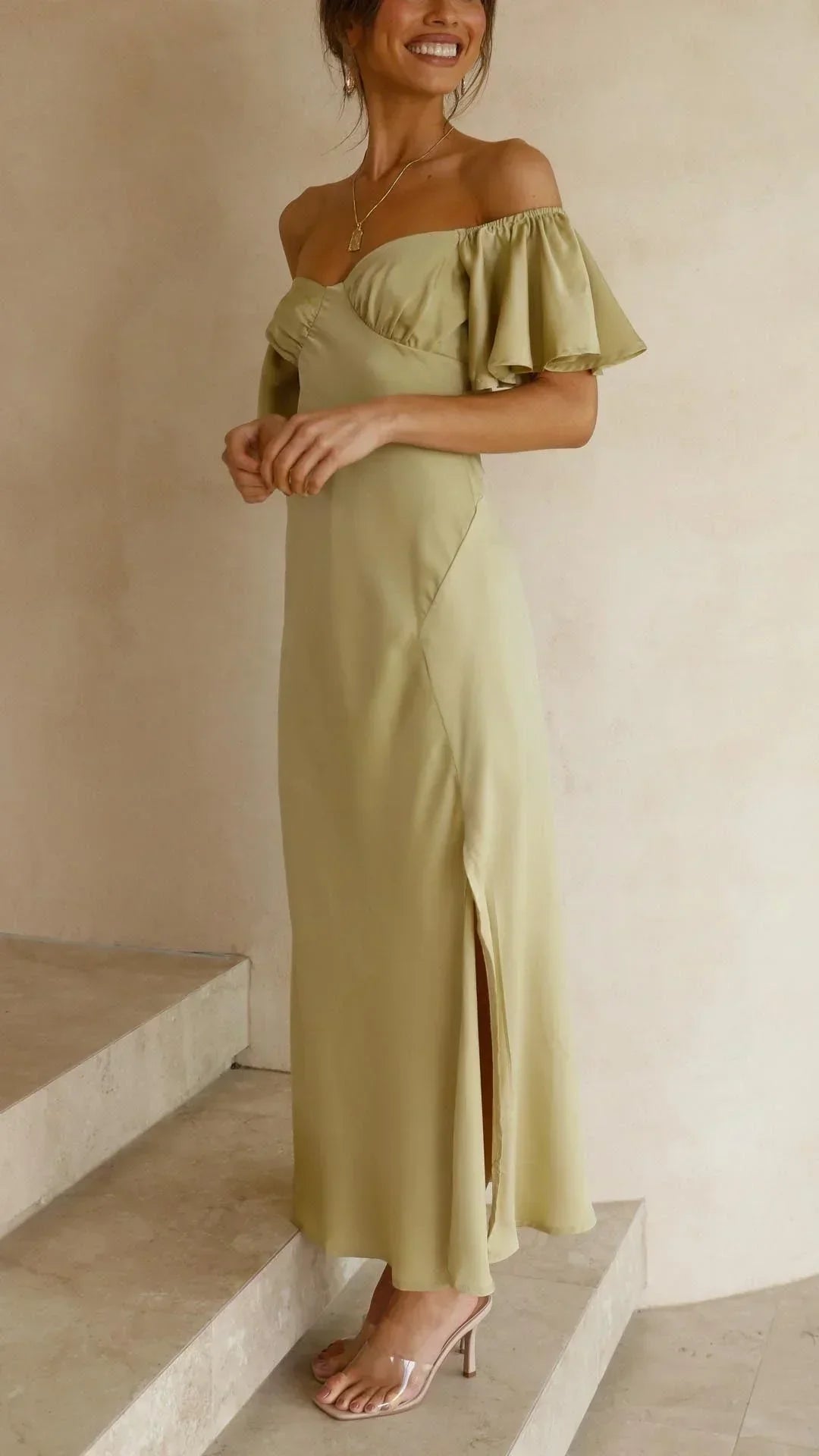 Vestido largo satinado con abertura y Hombros descubiertos