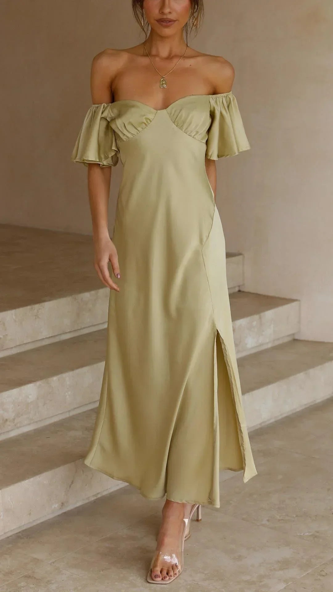 Vestido largo satinado con abertura y Hombros descubiertos