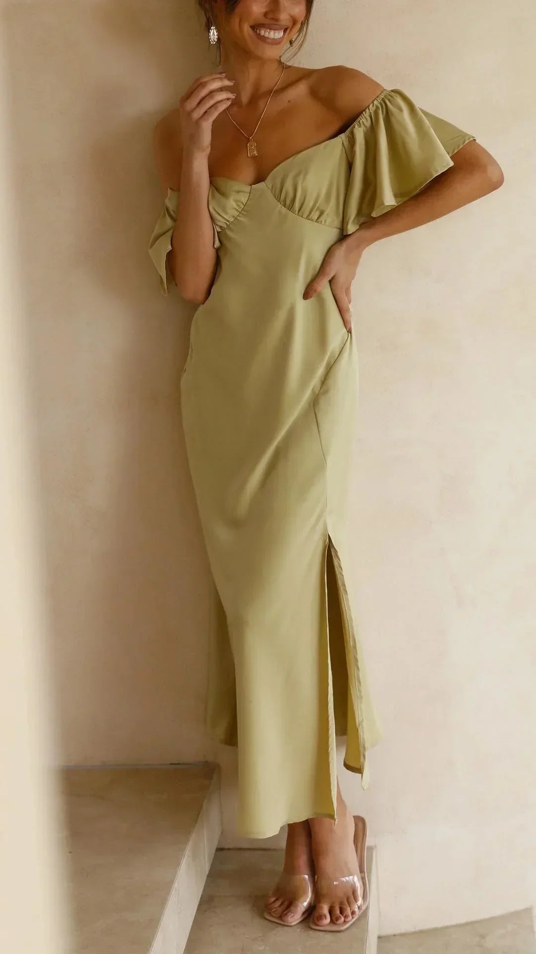 Vestido largo satinado con abertura y Hombros descubiertos