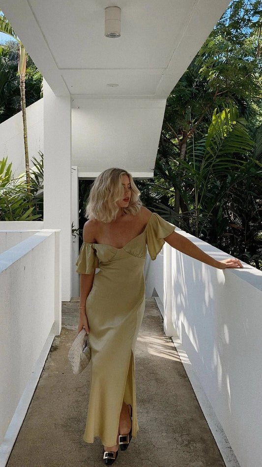 Vestido largo satinado con abertura y Hombros descubiertos