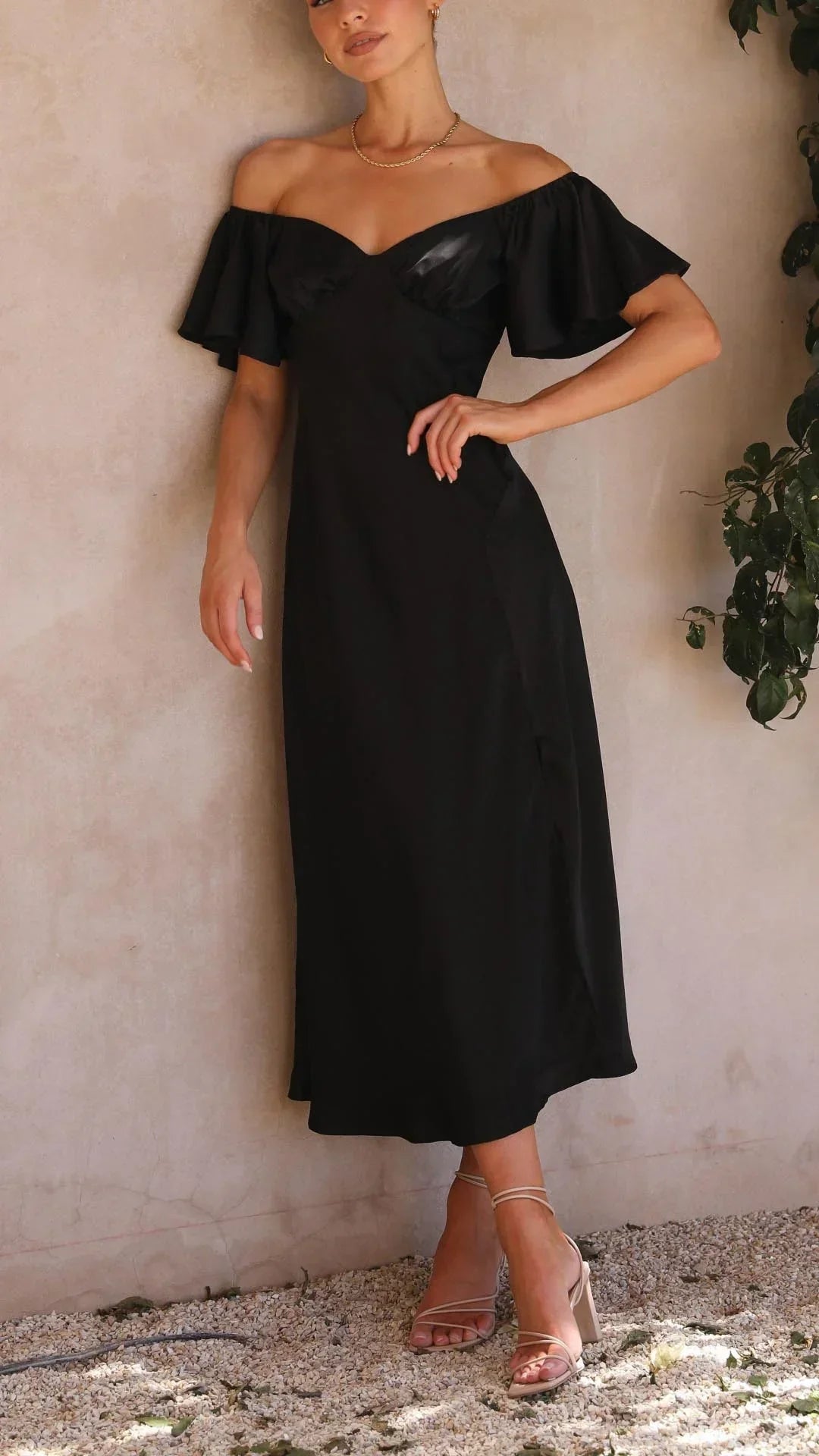 Vestido largo satinado con abertura y Hombros descubiertos