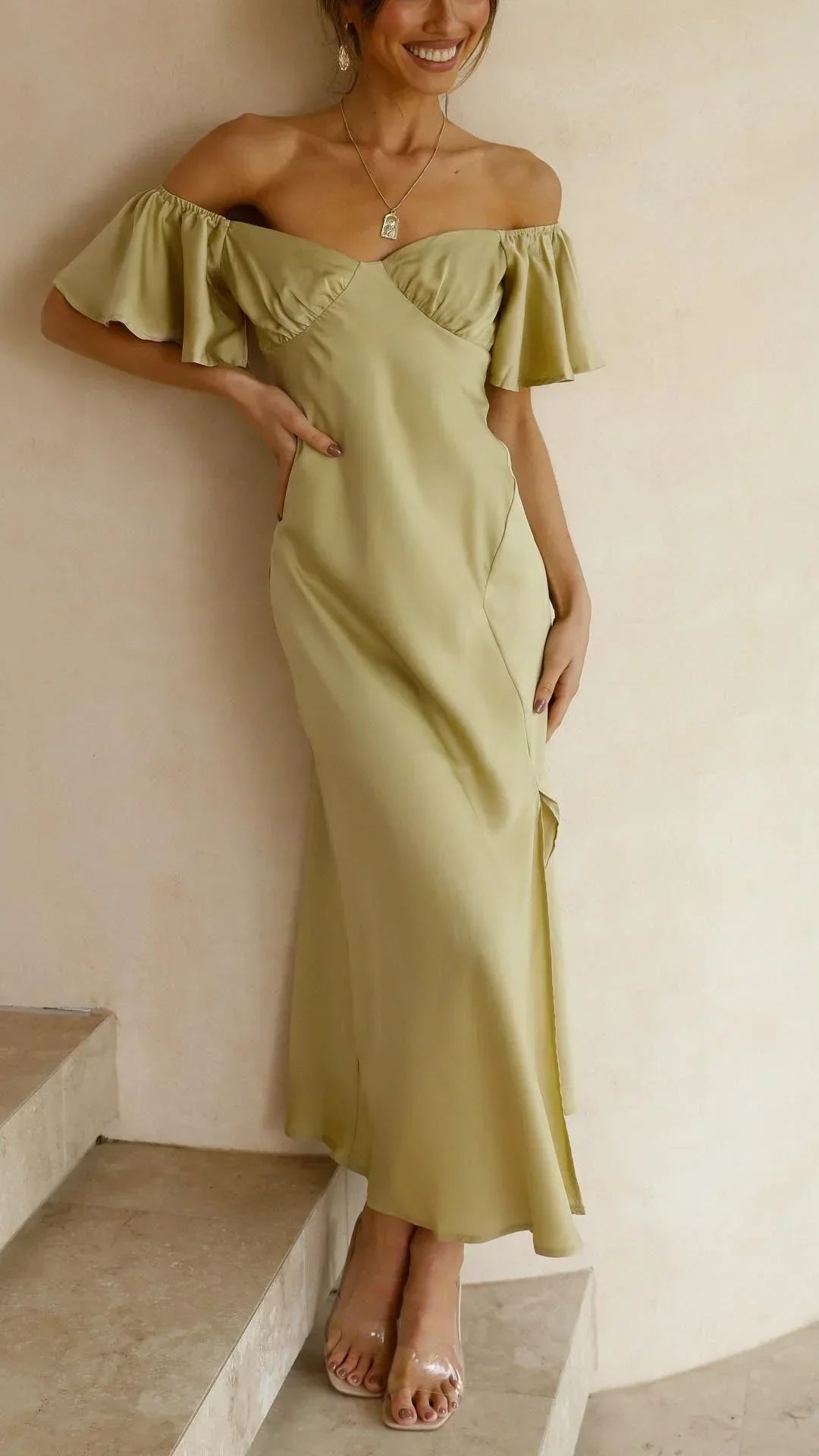 Vestido largo satinado con abertura y Hombros descubiertos
