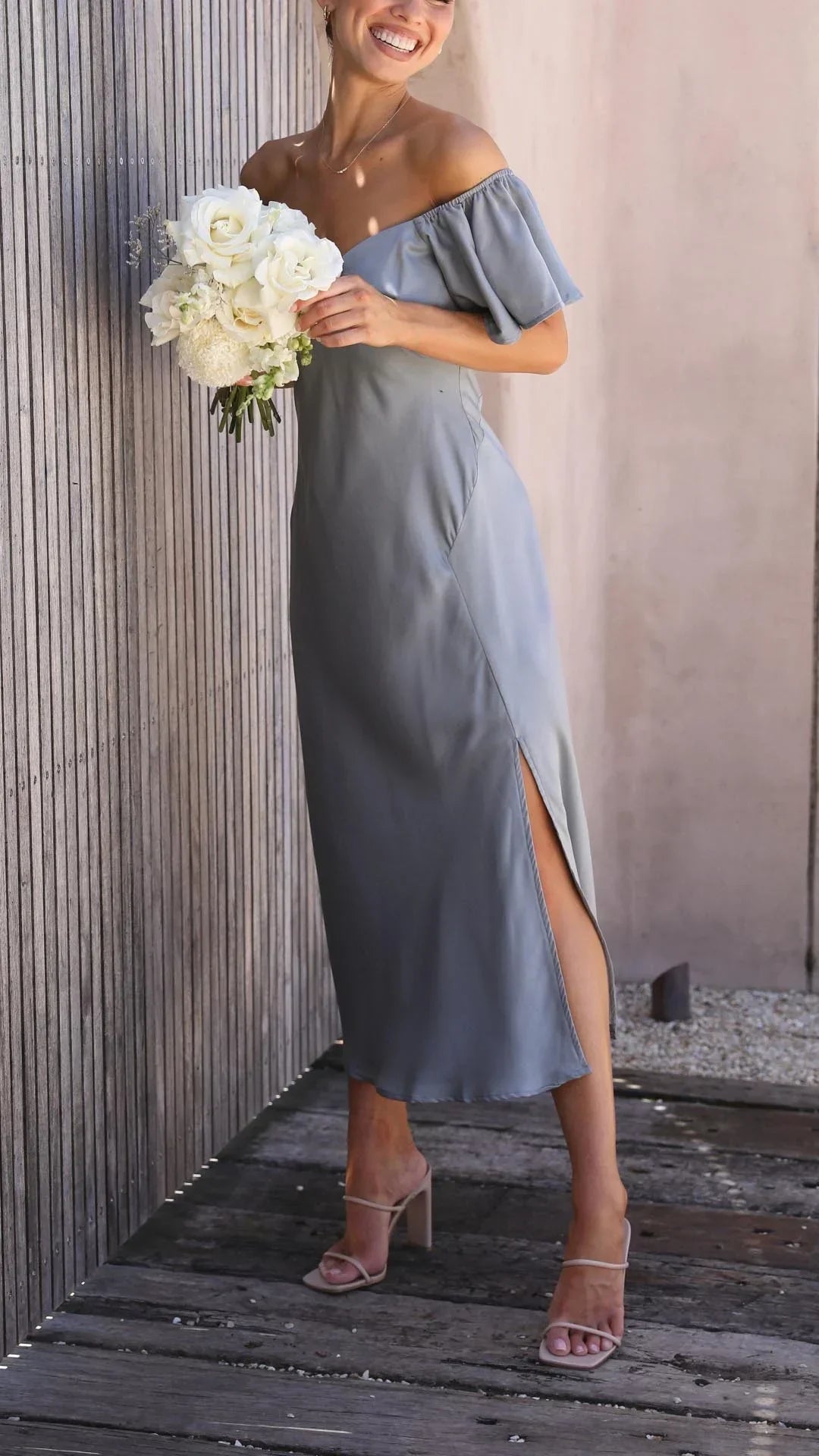 Vestido largo satinado con abertura y Hombros descubiertos