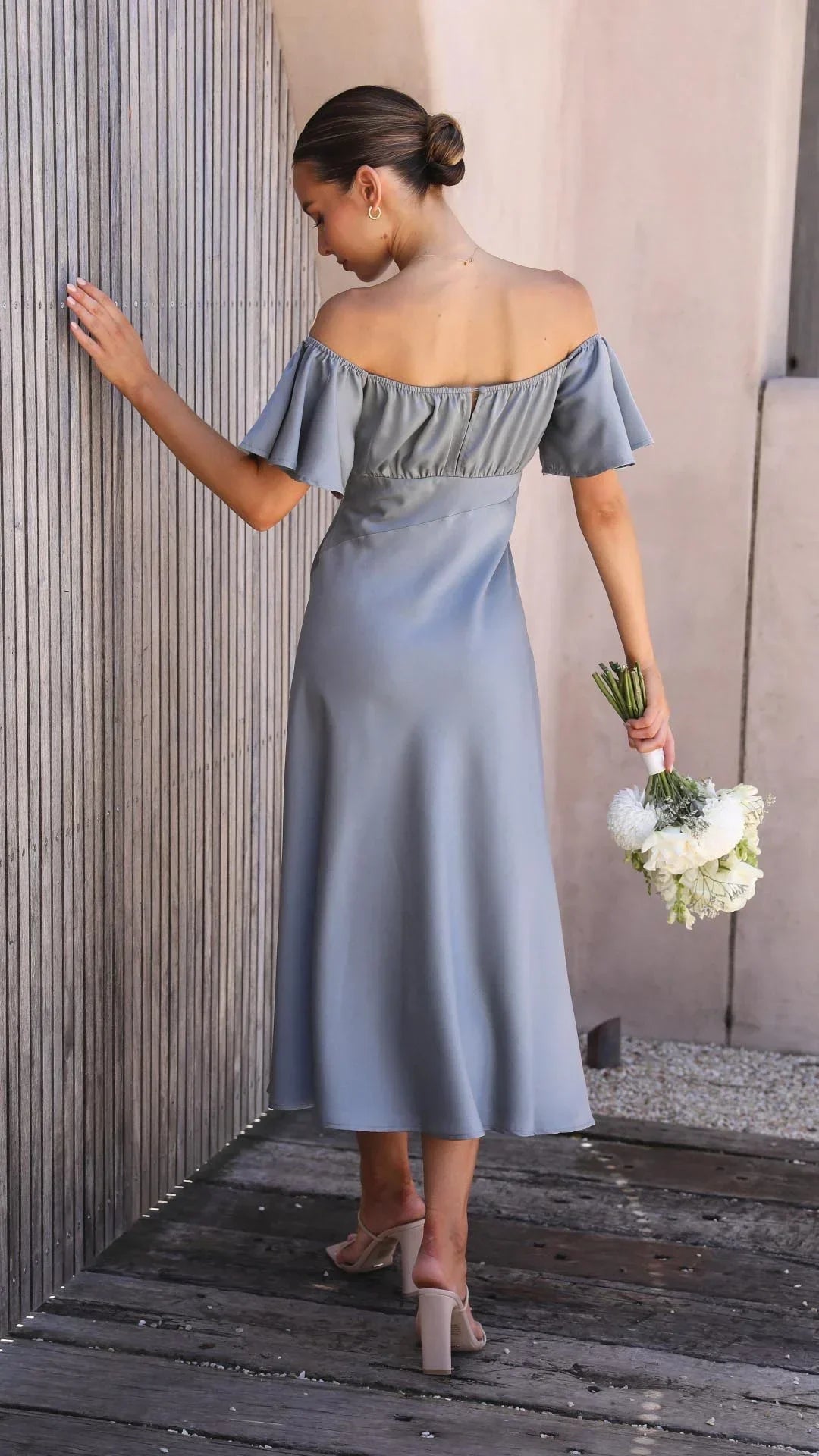 Vestido largo satinado con abertura y Hombros descubiertos