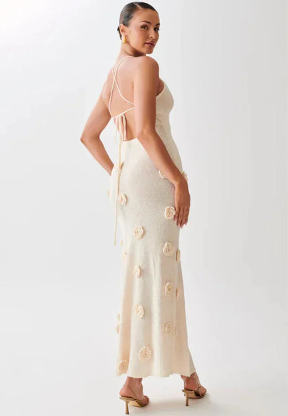 Vestido largo de mujer con flores y tirantes finos