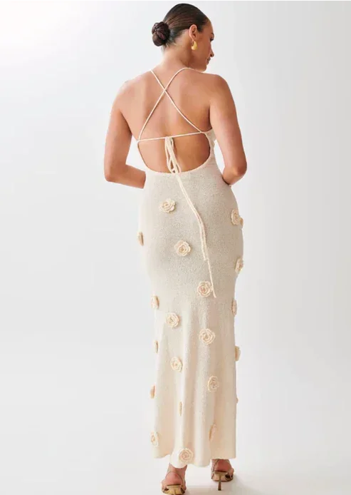 Vestido largo de mujer con flores y tirantes finos