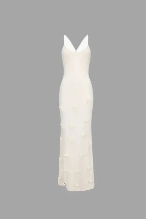 Vestido largo de noche con tirantes finos y detalles florales