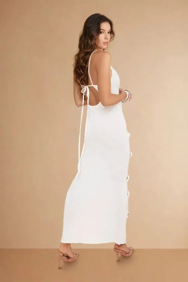 Vestido largo de noche con tirantes finos y detalles florales