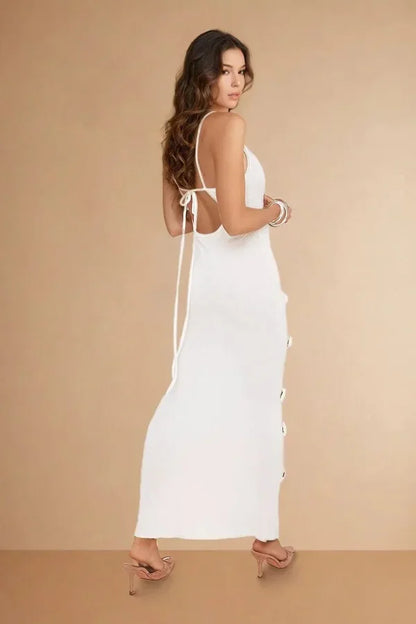 Vestido largo de noche con tirantes finos y detalles florales