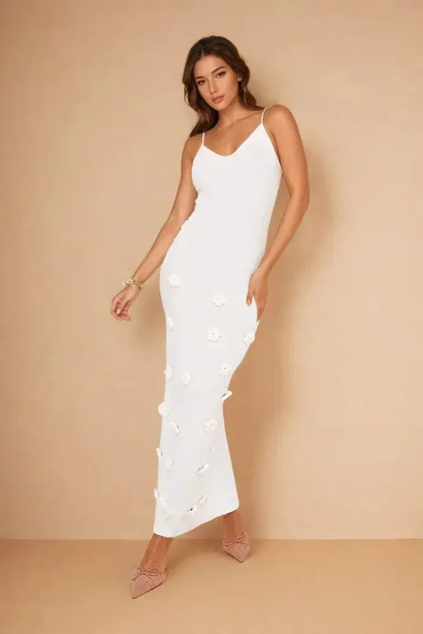 Vestido largo de noche con tirantes finos y detalles florales