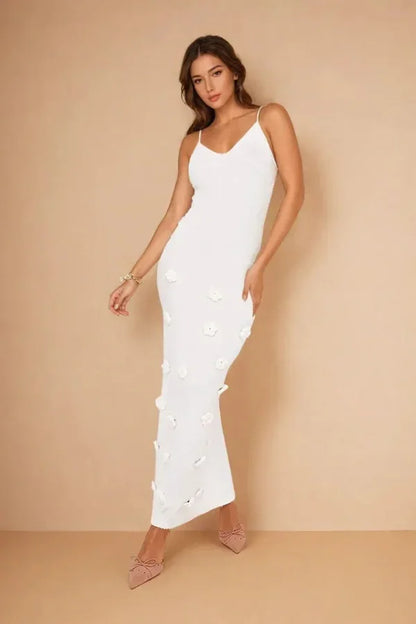 Vestido largo de noche con tirantes finos y detalles florales