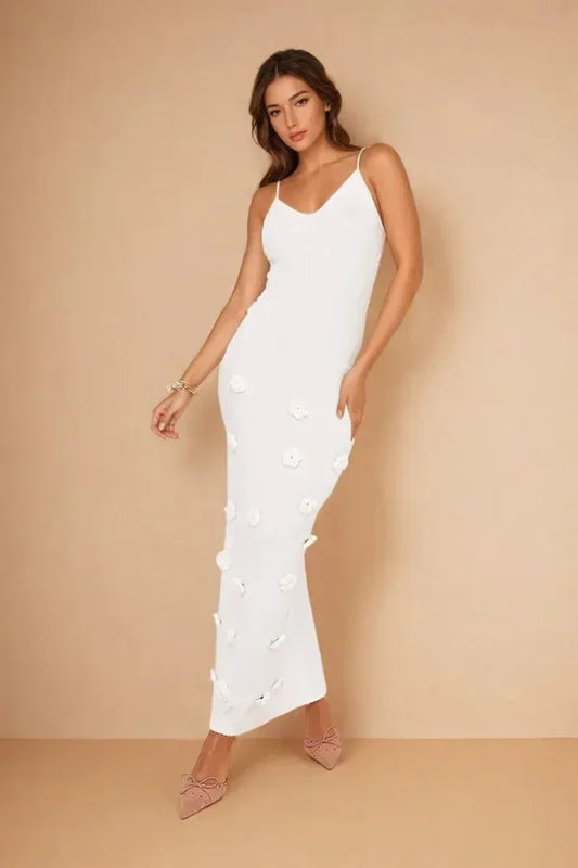 Vestido largo de noche con tirantes finos y detalles florales
