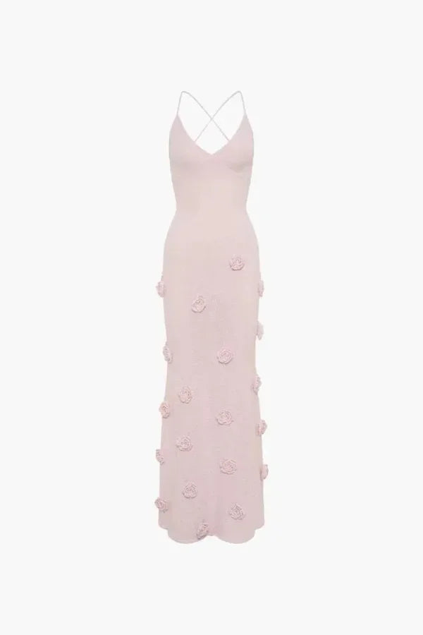 Vestido largo de noche con tirantes finos y detalles florales