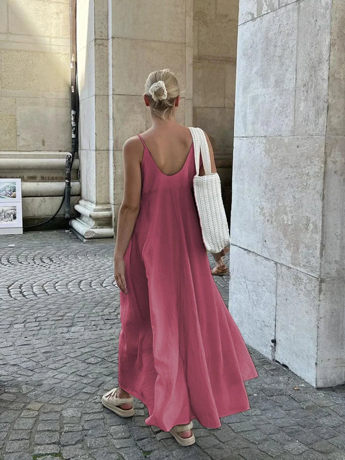 Vestido largo fluido de mujer con tirantes finos y volantes