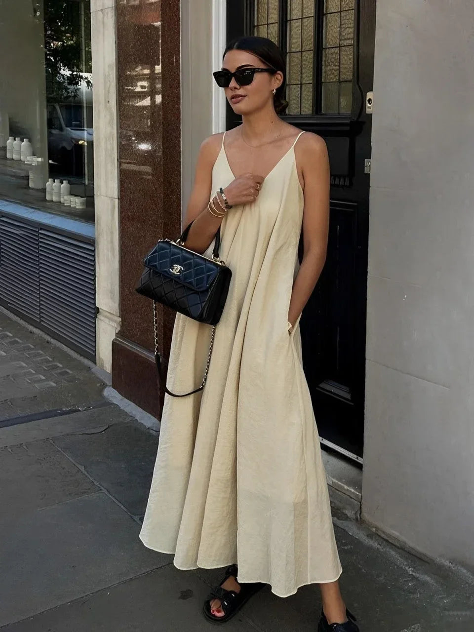 Vestido largo fluido de mujer con tirantes finos y volantes