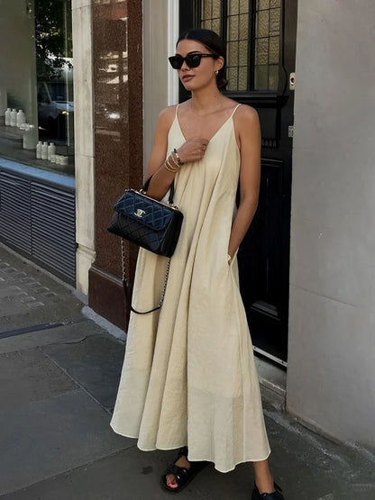 Vestido largo fluido de mujer con tirantes finos y volantes