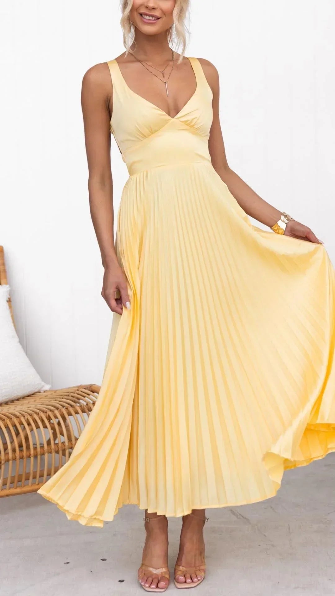 Vestido largo plisado amarillo con cuello en V sin mangas verano