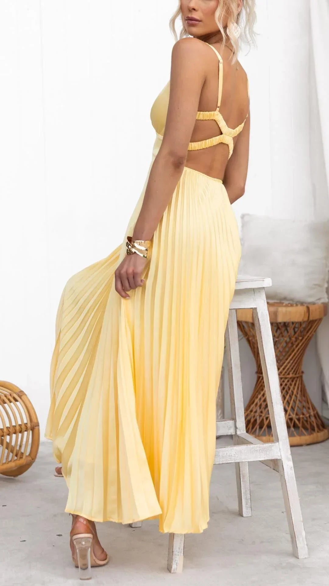 Vestido largo plisado amarillo con cuello en V sin mangas verano