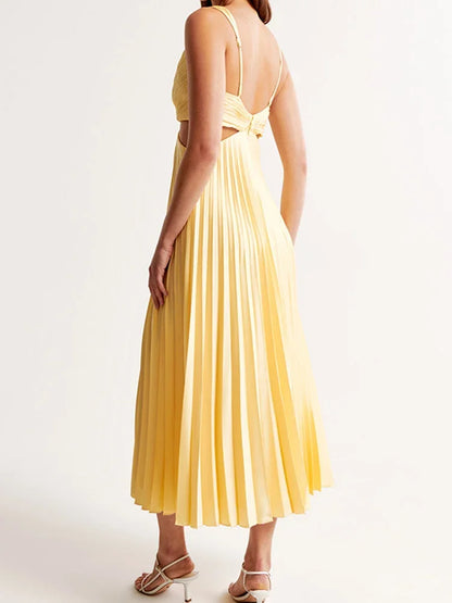 Vestido largo amarillo con cuello pronunciado y pliegues