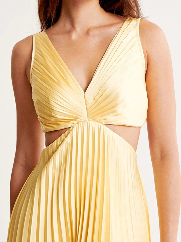 Vestido largo amarillo con cuello pronunciado y pliegues