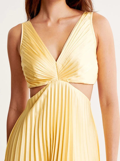 Vestido largo amarillo con cuello pronunciado y pliegues