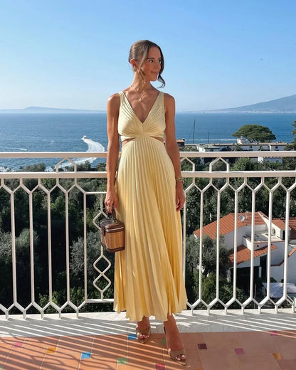 Vestido largo amarillo con cuello pronunciado y pliegues