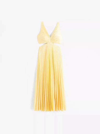Vestido largo amarillo con cuello pronunciado y pliegues