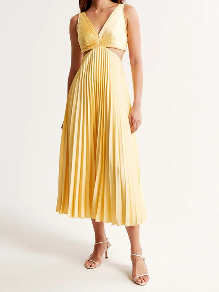 Vestido largo amarillo con cuello pronunciado y pliegues