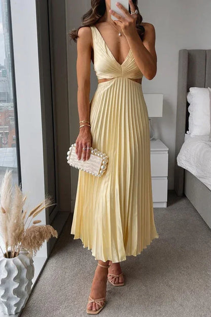 Vestido largo amarillo con cuello pronunciado y pliegues