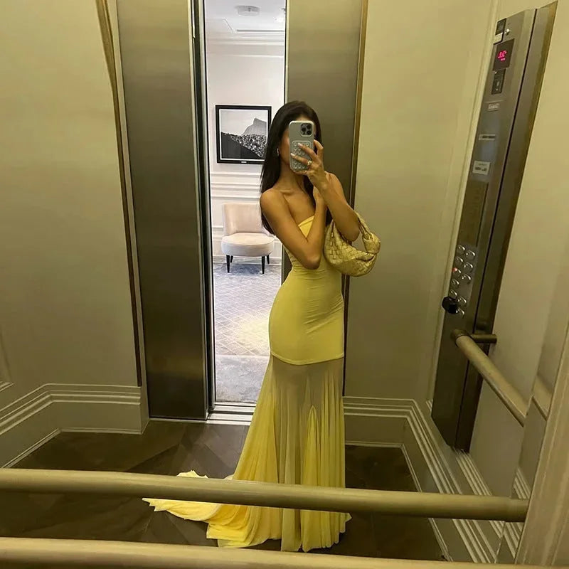 Vestido largo de mujer amarillo sin tirantes con falda transparente