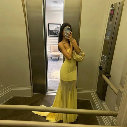 Vestido largo de mujer amarillo sin tirantes con falda transparente