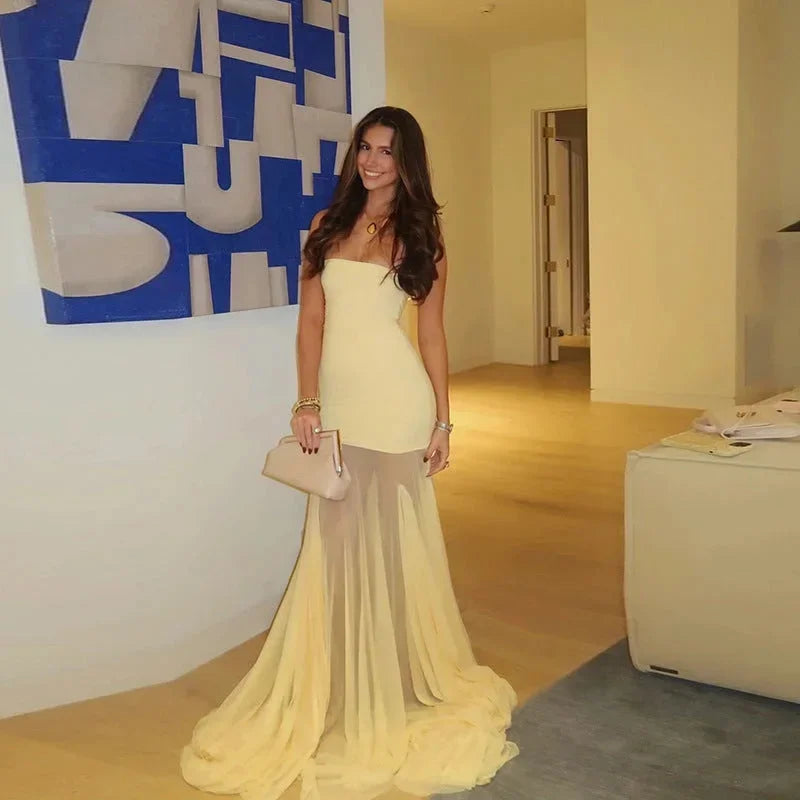 Vestido largo de mujer amarillo sin tirantes con falda transparente